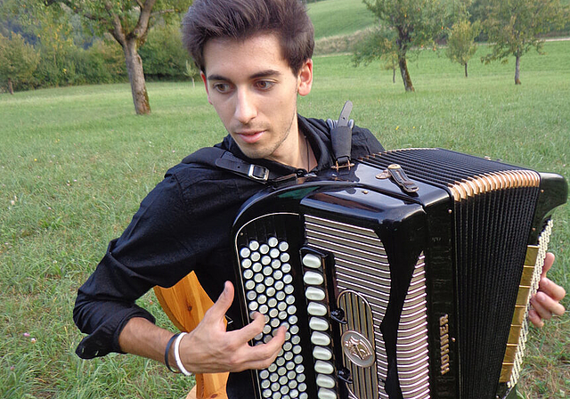 Das musikalische Ausnahmetalent Wladislaw Fortuna zog als Kind von Neuchâtel nach Nuglar: Wenn er zum Akkordeon greift, verwandelt sich der «Geissacker» in eine Freilichtbühne.
