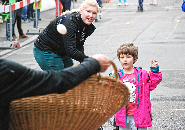 Keine Angst: Der Turner vom TV Arlesheim wird dieses Ei erwischen.  Foto: Thomas Brunnschweiler