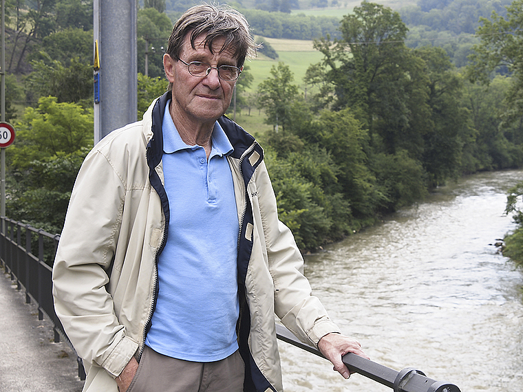 Wasserwelt im Birseck: Anton Schaffhauser vom Verein Attraktives Aesch auf der Angensteiner Brücke. Foto: Tobias Gfeller