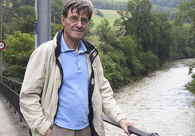 Wasserwelt im Birseck: Anton Schaffhauser vom Verein Attraktives Aesch auf der Angensteiner Brücke.  Foto: Tobias Gfeller
