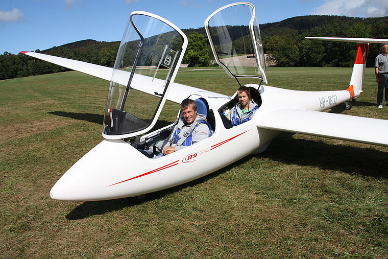 Eigentlich im Einsitzer unterwegs: Patrick (l.) und Roman Misun nahmen an der Junioren Weltmeisterschaft im Segelfliegen teil.  
