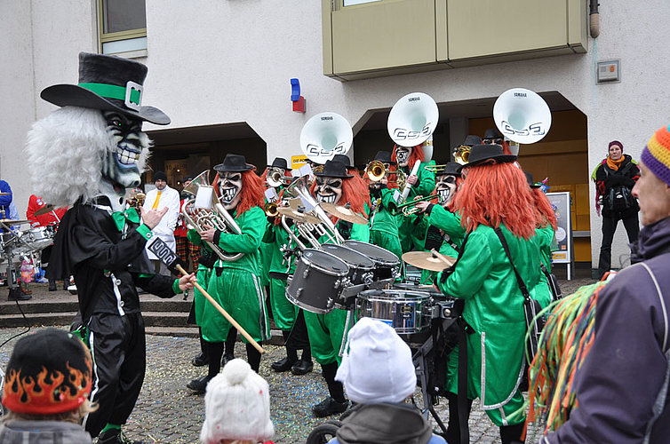 Seit 40 Jahren ein sicherer Fasnachtswert: Die Ermitage Schränzer Arlesheim kakophonierten auf dem Postplatz. Fotos: Isabelle Hitz