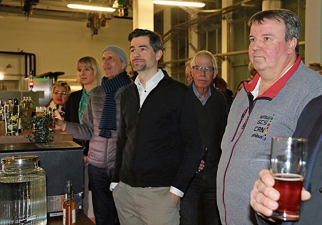 Neujahrsrede: Mit einem Glas Bier von der Brauerei Landskroner Bräu AG lässt es sich gut zuhören. Fotos: Gaby Walther
