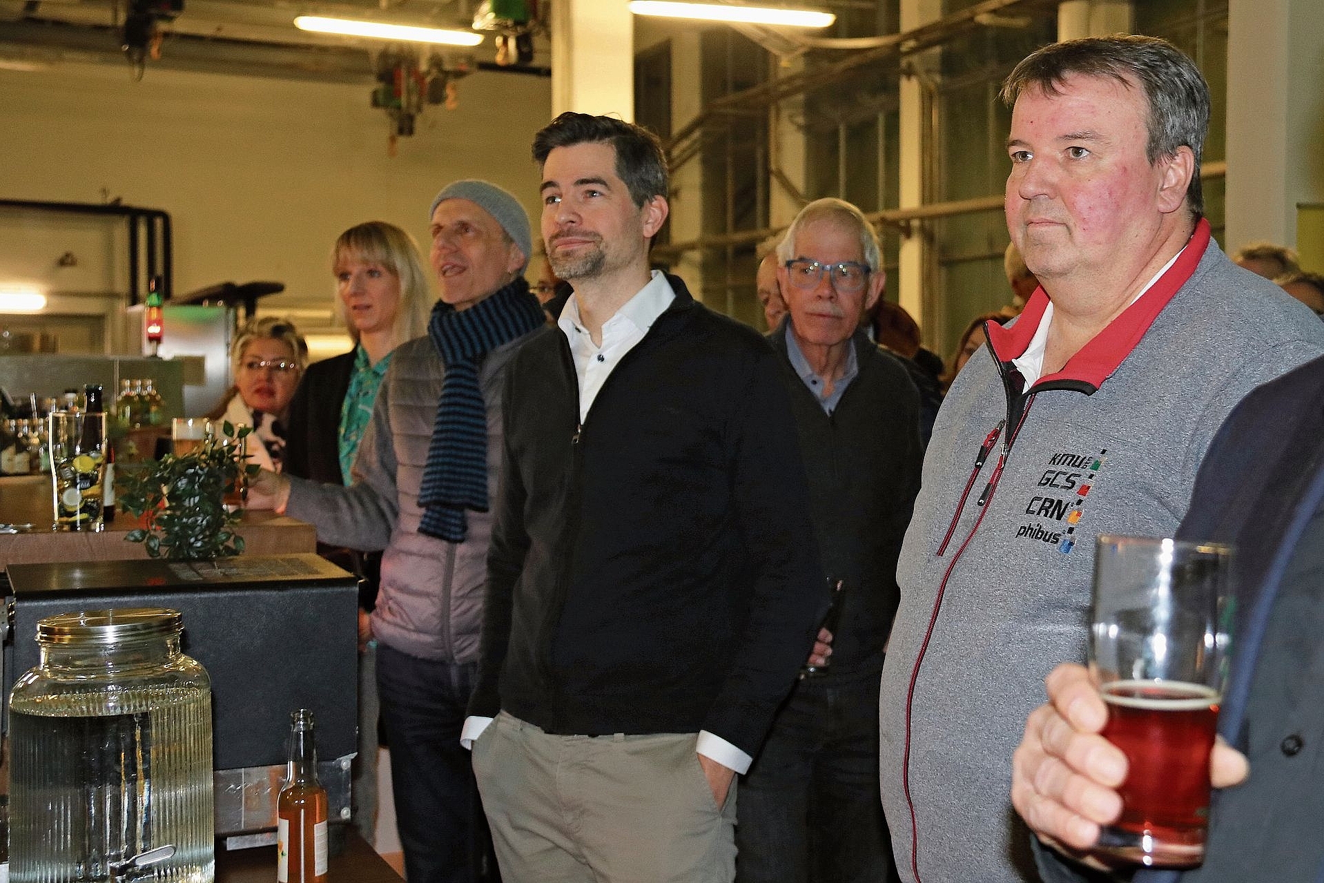 Neujahrsrede: Mit einem Glas Bier von der Brauerei Landskroner Bräu AG lässt es sich gut zuhören. Fotos: Gaby Walther Neujahrsrede: Mit einem Glas Bier von der Brauerei Landskroner Bräu AG lässt es sich gut zuhören. Fotos: Gaby Walther