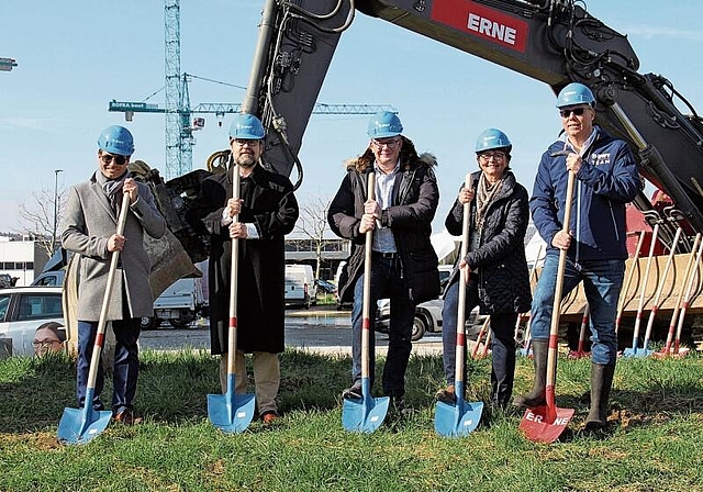 Spatenstich: Dominic Brunner (Leiter Raumentwicklung Gemeinde Aesch), Robert Sum (stv. Leiter Standortförderung BL), Andreas Spindler (Gemeinderat), Monika Fanti (Gemeinderätin) und Patrik Jermann (Geschäftsführer BWT). Foto: Tobias Gfeller