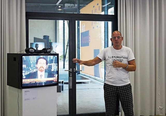 Neugierde und Lust am Experiment: Luzius Bernhard (im Bild) und Liz Haas von Ubermorgen setzen sich in ihren Werken seit Jahren auf vielfältige Weise mit der digitalen Welt auseinander. Foto: zVg