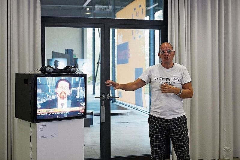 Neugierde und Lust am Experiment: Luzius Bernhard (im Bild) und Liz Haas von Ubermorgen setzen sich in ihren Werken seit Jahren auf vielfältige Weise mit der digitalen Welt auseinander. Foto: zVg