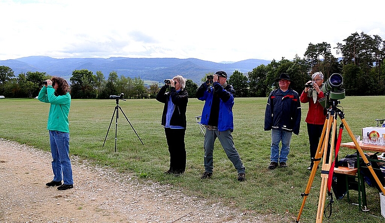 Blick durchs Fernrohr: Der Natur- und Vogelschutzverein Blauen-Dittingen-Nenzlingen hatte zur Zugvogelbeobachtung auf dem Dittinger Flugplatz eingeladen. Foto: Gaby Walther