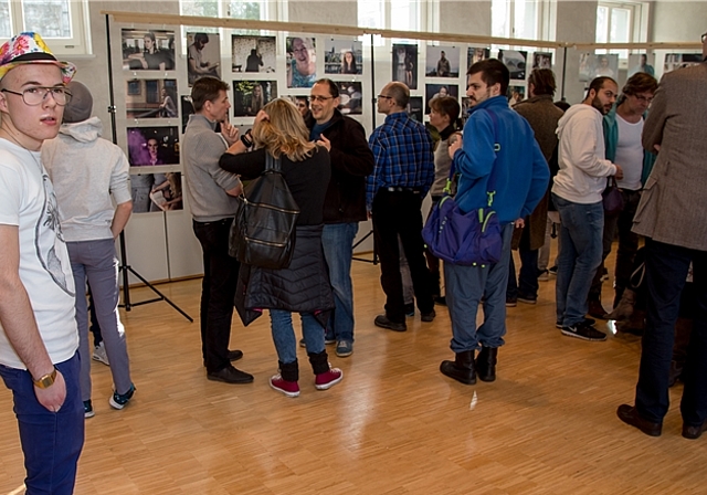 Jung mit kritischem Weitblick: Dominik Asche (l.), die Ausstellung und ein Teil seiner zahlreichen Gäste. Fotos: Martin Staub
