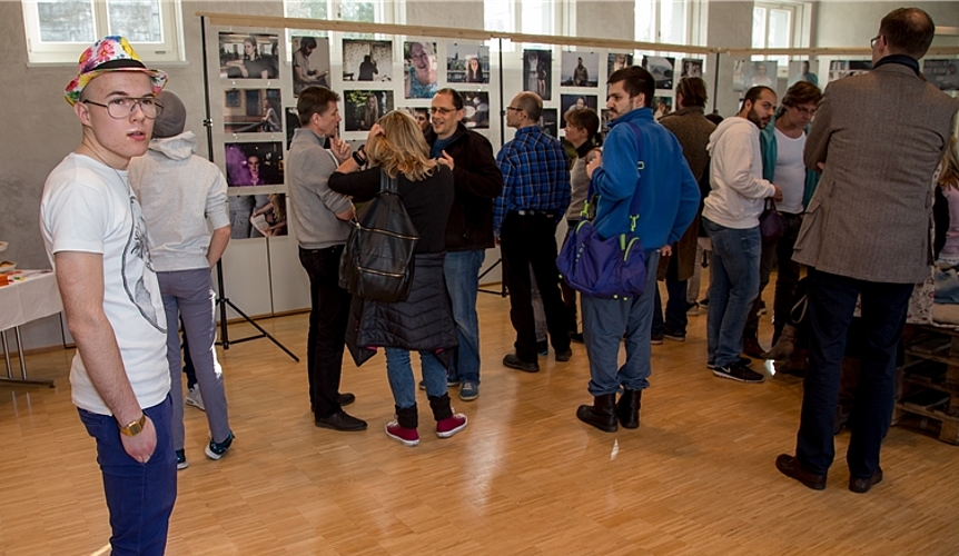 Jung mit kritischem Weitblick: Dominik Asche (l.), die Ausstellung und ein Teil seiner zahlreichen Gäste. Fotos: Martin Staub
