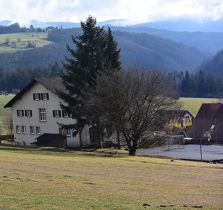 Schulhaus Nenzlingen: Der Schulbetrieb wurde nach Blauen ausgelagert. Die Auflösung der Schulhauswartstelle wurde zum Gerichtsfall.Foto: Bea Asper