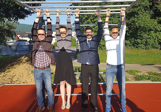 Fit dank Street Workout: (v.l.) Daniel Neuschwander, Leiter Technische Dienste der Stadt Laufen, Sabine Asprion, Stadträtin, Pascal Bolliger Stadtrat, Christian Saladin, Sportamt Baselland. Foto: Melanie Brêchet