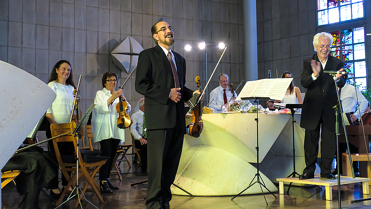 Virtuose Technik und Musikalität: Der Solist Oscar Garcia (l.) begeisterte die zahlreichen Zuhörerinnen und Zuhörer in der katholischen Kirche mit seinen Soli. Foto: Thomas Brunnschweiler