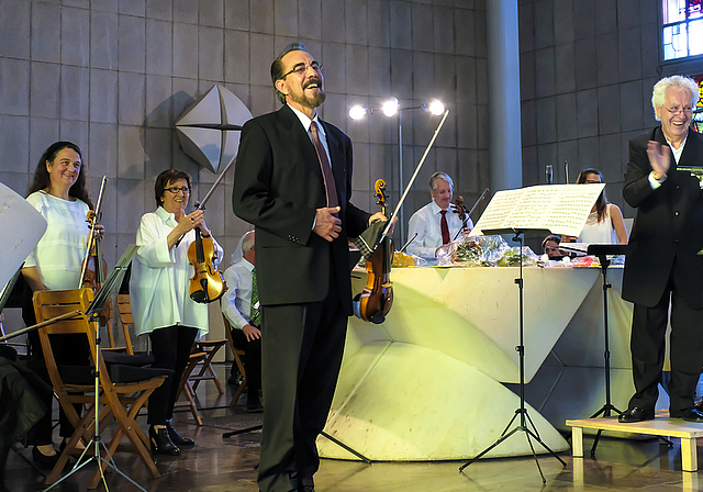 Virtuose Technik und Musikalität: Der Solist Oscar Garcia (l.) begeisterte die zahlreichen Zuhörerinnen und Zuhörer in der katholischen Kirche mit seinen Soli.  Foto: Thomas Brunnschweiler