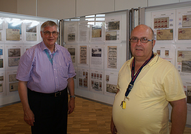 Initianten der Ausstellung: Heinz S. Berger, Präsident des Schweizerischen Philatelisten-Vereins und René Giger, Segelflugtruppe Dittingen und SAV   Foto: Jürg Jeanloz