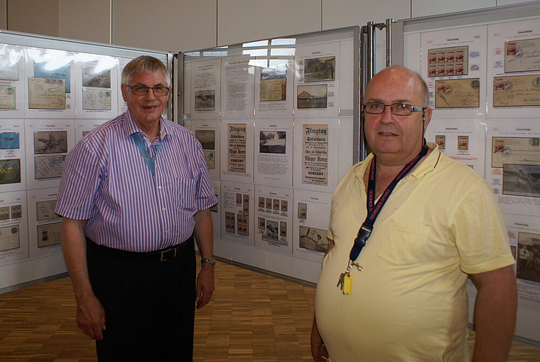 Initianten der Ausstellung: Heinz S. Berger, Präsident des Schweizerischen Philatelisten-Vereins und René Giger, Segelflugtruppe Dittingen und SAV Foto: Jürg Jeanloz