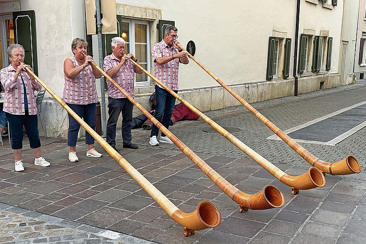 Urchige Klänge: Die Alphorngruppe Enzian gab ein Ständchen. Urchige Klänge: Die Alphorngruppe Enzian gab ein Ständchen.