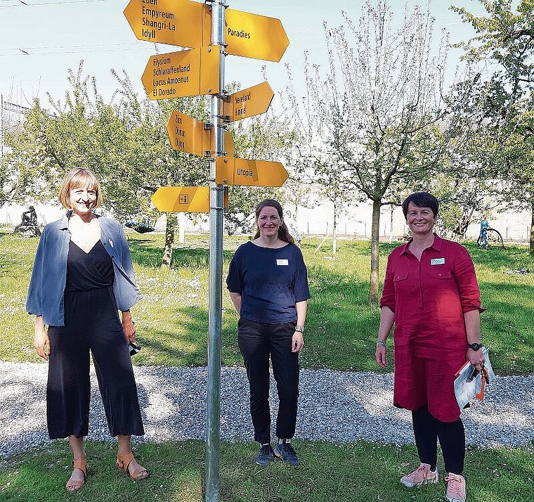 Glückliche Gesichter: Kuratorinnen Katrin Sperry und Anja Seiler sowie Barbara van der Meulen, Programmleiterin Kultur, beim Werk «Ways to the Place» im Klostergarten. Foto: Benedikt Kaiser