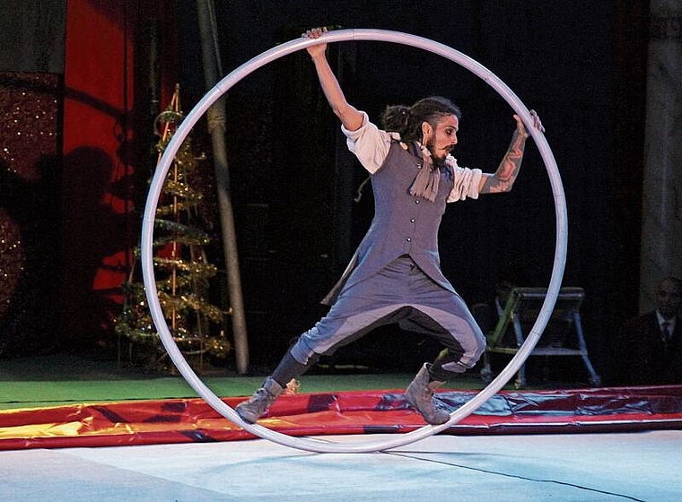 Artistik und «Leiterlispiel»: Der Circus Olympia zeigt bis Ende Dezember ein weihnächtliches Spektakel. Fotos: Florin Bürgler