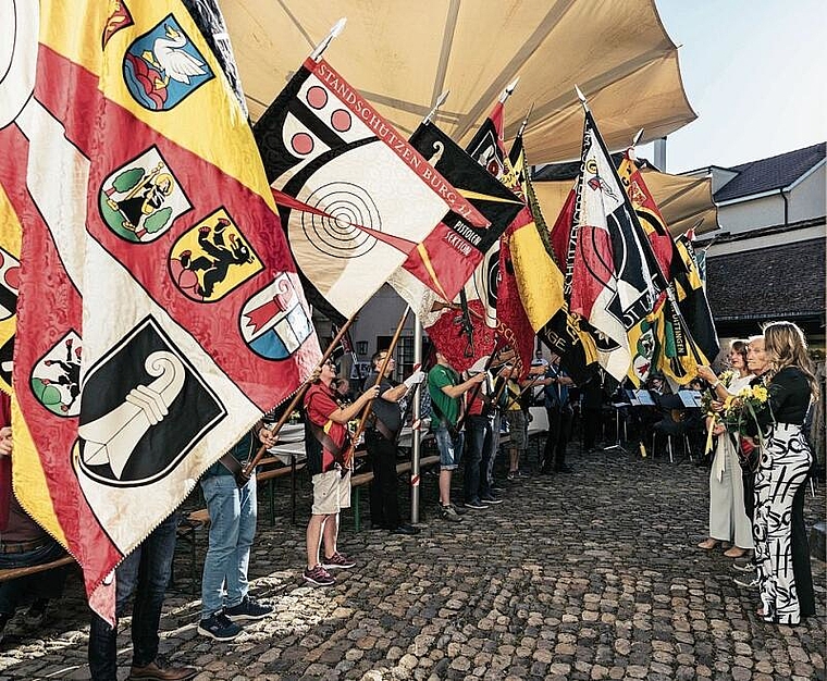 Fahnengruss: Die Schützengesellschaft der Stadt Laufen hiess die Gäste auf dem Helyeplatz mit einem feierlichen Fahnengruss willkommen. Foto: zVg/Sascha Jeger