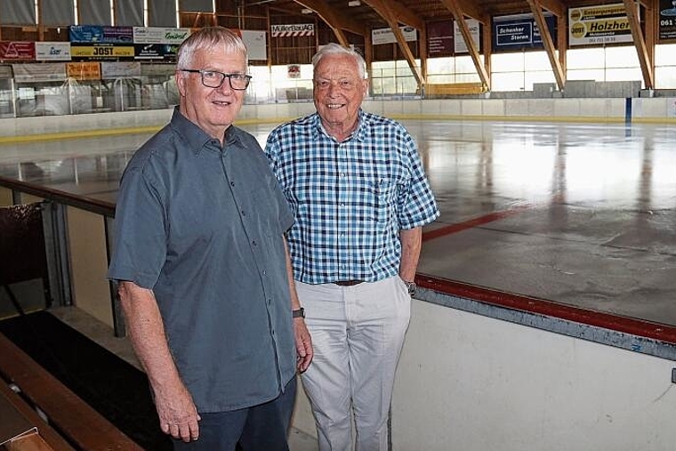 Setzten sich damals für den Bau ein: Jörg Schwander (l.) und Kurt Nabholz in der Eissport- und Freizeithalle. Foto: Gaby Walther