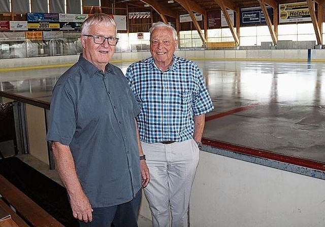 Setzten sich damals für den Bau ein: Jörg Schwander (l.) und Kurt Nabholz in der Eissport- und Freizeithalle. Foto: Gaby Walther