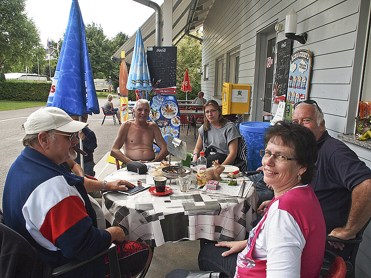 Zentrumsfunktion: Im Laden und im Bistro des Campingplatzes laufen die Fäden bei Cornelia Lamprecht (vorne) zusammen. Foto: Tobias Gfeller