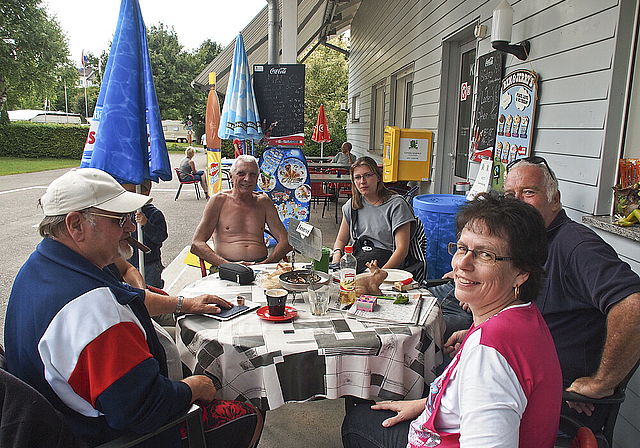 Zentrumsfunktion: Im Laden und im Bistro des Campingplatzes laufen die Fäden bei Cornelia Lamprecht (vorne) zusammen.  Foto: Tobias Gfeller