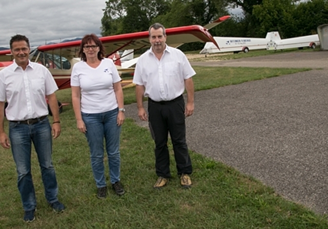 Drei wichtige Personen: (v.l.) Beat Jermann, Obmann Segelfluggruppe Dittingen, Regina Weibel, OK-Präsidentin Dittinger Flugtage, Urs Winkelmann, Presseverantwortlicher. Foto: Martin Staub 