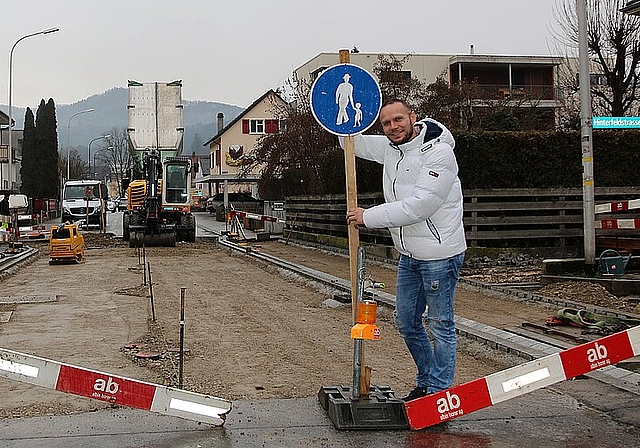 <em>Wegsperrung: </em>Der Maschinenführer der Othmar Richterich AG, Destan Jusufi, weiss, dass sich Umwege lohnen, wenn es dafür einen Richterich-Mohrenkopf gibt.Foto: Gini Minonzio