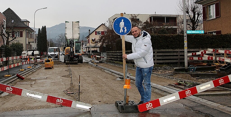 <em>Wegsperrung: </em>Der Maschinenführer der Othmar Richterich AG, Destan Jusufi, weiss, dass sich Umwege lohnen, wenn es dafür einen Richterich-Mohrenkopf gibt.Foto: Gini Minonzio