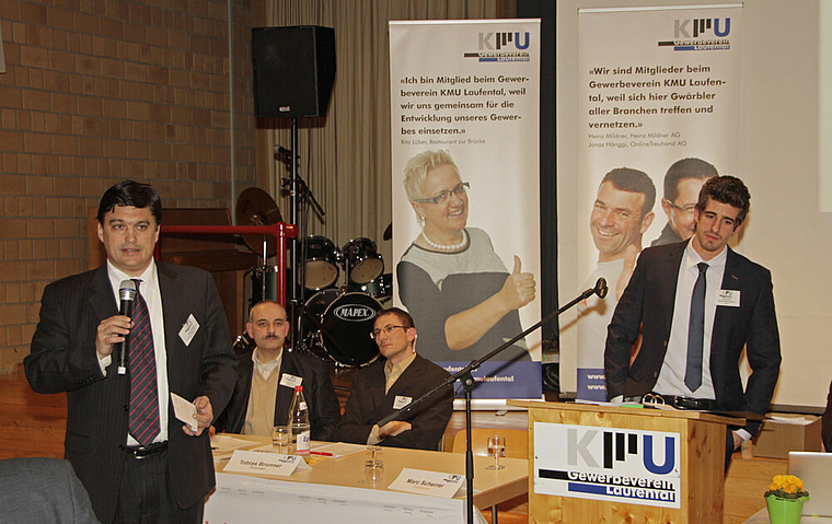 Erklärt die Politik der Wirtschaftskammer: Direktor Christoph Buser (l.) nimmt Stellung zu einem kritischen Antrag. KMU-Vorstandsmitglieder und Präsident Marc Scherrer (r.) schätzen die Unterstützung. Foto: Martin Staub