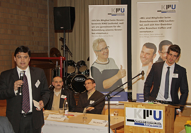 Erklärt die Politik der Wirtschaftskammer: Direktor Christoph Buser (l.) nimmt Stellung zu einem kritischen Antrag. KMU-Vorstandsmitglieder und Präsident Marc Scherrer (r.) schätzen die Unterstützung.  Foto: Martin Staub