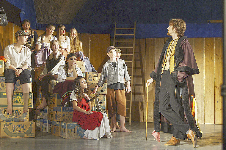 Oliver Twist beim Meisterdieb: Fagin erklärt den Jugendlichen, wie sie an das Diebesgut kommen. Oliver (Uma Dietsche) ganz links, rechts Fagin (Yvan Barth).  Foto: Oliver Sterchi