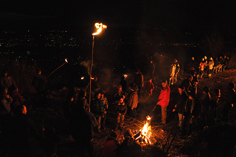 Vorbereitung zum Abschlag: Die Holzscheiben werden vor dem Abschlagen in einem kleinen Feuer zum Glühen gebracht. Foto: Isabelle Hitz