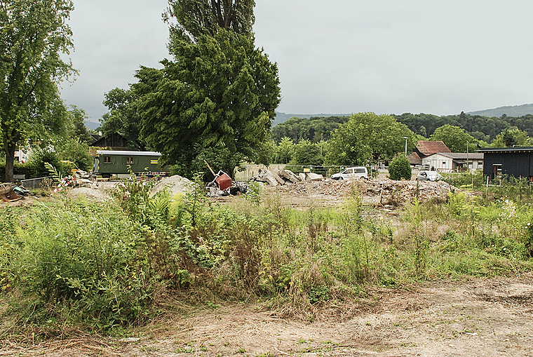 Vorbereitungsarbeiten: Auf dem Gelände «Bodmen» vollzieht die Gemeinde derzeit den Rückbau (Blick von der Benkenstrasse). Ganz rechts aussen der neue Kindergarten. Foto: Thomas Brunnschweiler