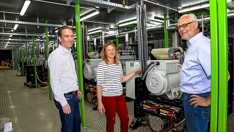 Der Generatorenraum: (v. r.) Armin Hambrecht, Technischer Leiter, Martina Appel und Nicolas Maeder, beides Geschäftsleitungsmitglieder von BAK International AG.