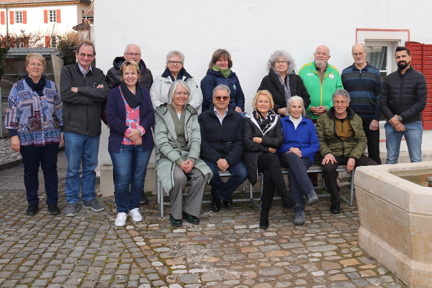 Treffen zum Austausch: die freiwilligen Fahrerinnen und Fahrer sowie die Fachleiterinnen IBBS Laufental, Bea Aberle (3. v. l.) und Vreni Giger (vorne, 4. v. l.). Foto: Gaby Walther