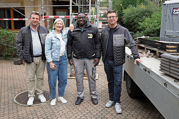 Besuch auf Schweizer Baustelle: (von links) Andreas Meyer (Hummel & Meyer), Fränzi Ramseier, Appolinaire Yaméogo und Patrick Meyer (Hummel & Meyer). Foto: Tobias Gfeller