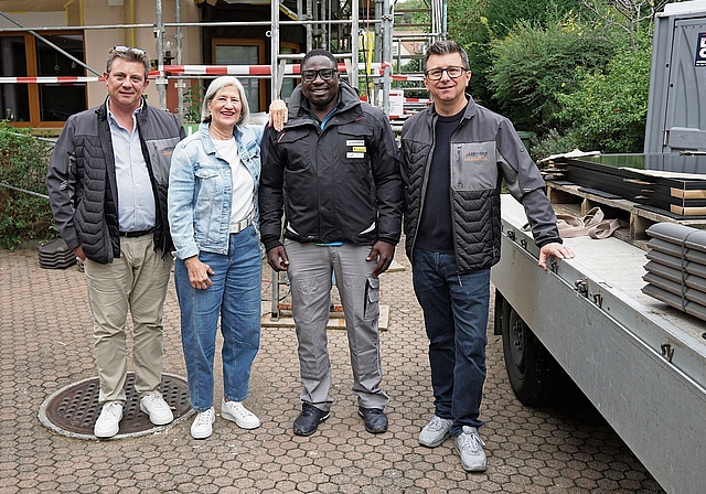 Besuch auf Schweizer Baustelle: (von links) Andreas Meyer (Hummel & Meyer), Fränzi Ramseier, Appolinaire Yaméogo und Patrick Meyer (Hummel & Meyer). Foto: Tobias Gfeller