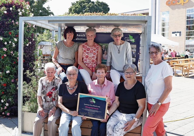 Glückliche Gewinnerinnen: Die freiwilligen Helferinnen, die hinter dem Mittagsclub Aesch stecken,durften sich über den Prix d’Aesch freuen. Der Preis wurde am Früschmärtplatz überreicht.Foto: Florin Bürgler