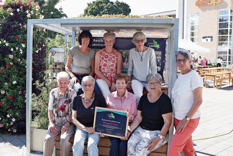 Glückliche Gewinnerinnen: Die freiwilligen Helferinnen, die hinter dem Mittagsclub Aesch stecken,durften sich über den Prix d’Aesch freuen. Der Preis wurde am Früschmärtplatz überreicht.Foto: Florin Bürgler