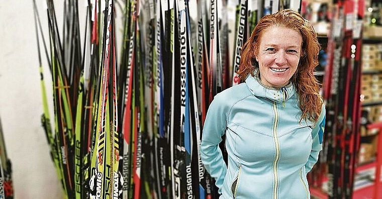 Führt gemeinsam mit ihrem Mann den Sportshop Karrer in Laufen: Regula Blättler vor den wenigen Langlaufski, die noch zur Vermietung zur Verfügung stehen. Foto: Melanie Brêchet