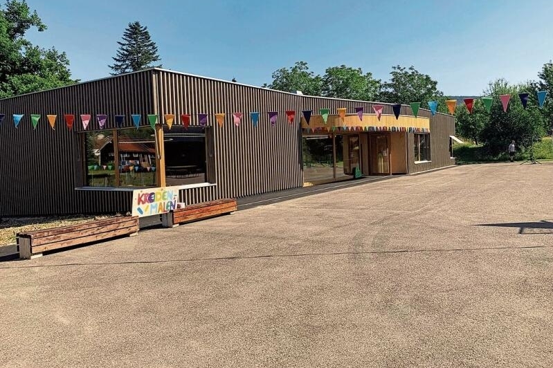 Bildet den Abschluss des Hartplatzes: Der neue Doppelkindergarten. Fotos: Gaby Walther