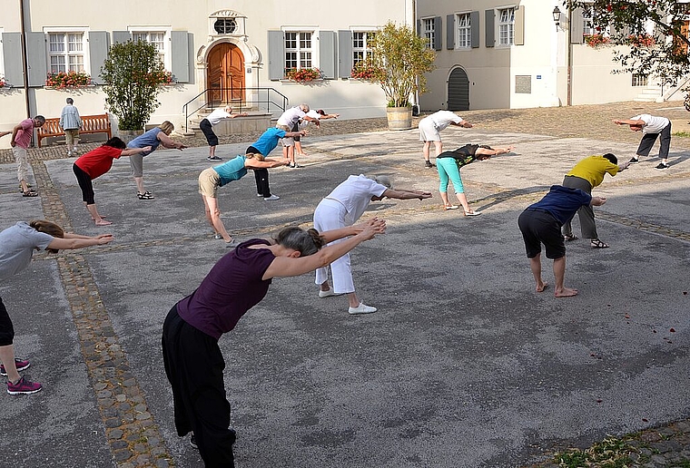 Strecken und lockern: Tai Chi soll die innere Ruhe und die Verbindung des Körpers mit der Natur fördern. Foto: Fabia Maieroni