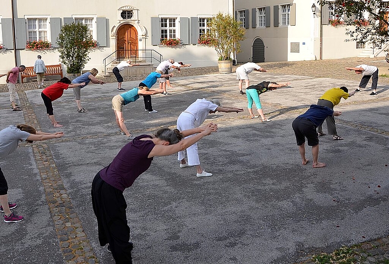 Strecken und lockern: Tai Chi soll die innere Ruhe und die Verbindung des Körpers mit der Natur fördern.  Foto: Fabia Maieroni