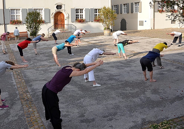 Strecken und lockern: Tai Chi soll die innere Ruhe und die Verbindung des Körpers mit der Natur fördern.  Foto: Fabia Maieroni