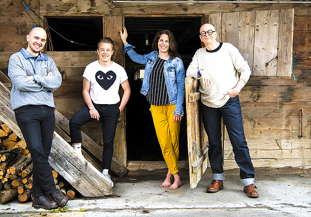 Vier Menschen, ein (Tabu-)Thema: Jeannine Borer (Bildmitte) aus Aesch verbrachte mit Comedian Renato (l.), dem schwulen Florian (2. v. l.) und Transmann Henry (r.) vier Tage in den Bergen.  Foto: SRF / Marion Nitsch