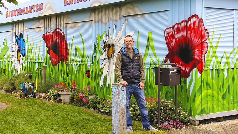 Mehr fröhliche Farben im öffentlichen Raum: Hobbysprayer Christoph Prassler verschönerte die Fassade des Kindergartens Ehinger während des Lockdowns. Foto: Tobias Gfeller