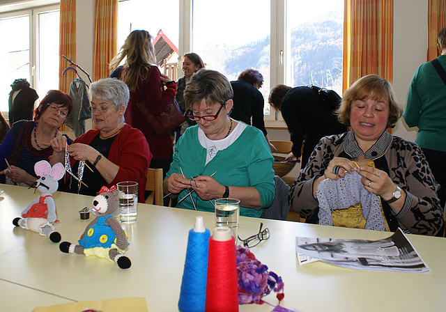 Gemütliche Runde: Tag des offenen Strickens im Pfarreiheim Riederwald.   Foto: Jürg Jeanloz